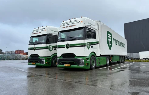 Twee nieuwe Mercedes-Benz Actros L trucks toegevoegd aan het wagenpark